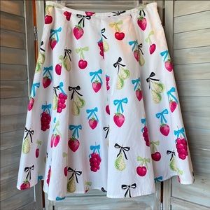 Context full skirt white with fruit print 50s vintage vibe size 8P 8 Petite